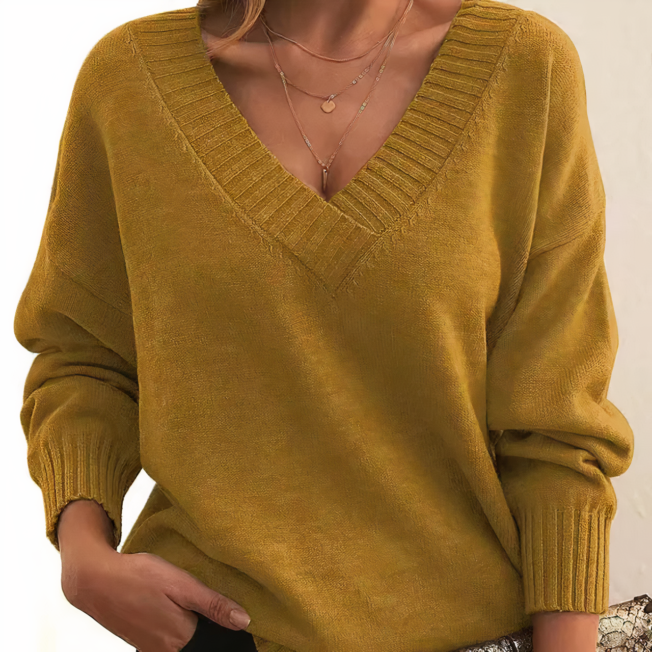 "Elegante kasjmier V-hals trui voor dames, warme beige kleur, combineert stijl met comfort, luxe uitstraling, tijdloos ontwer