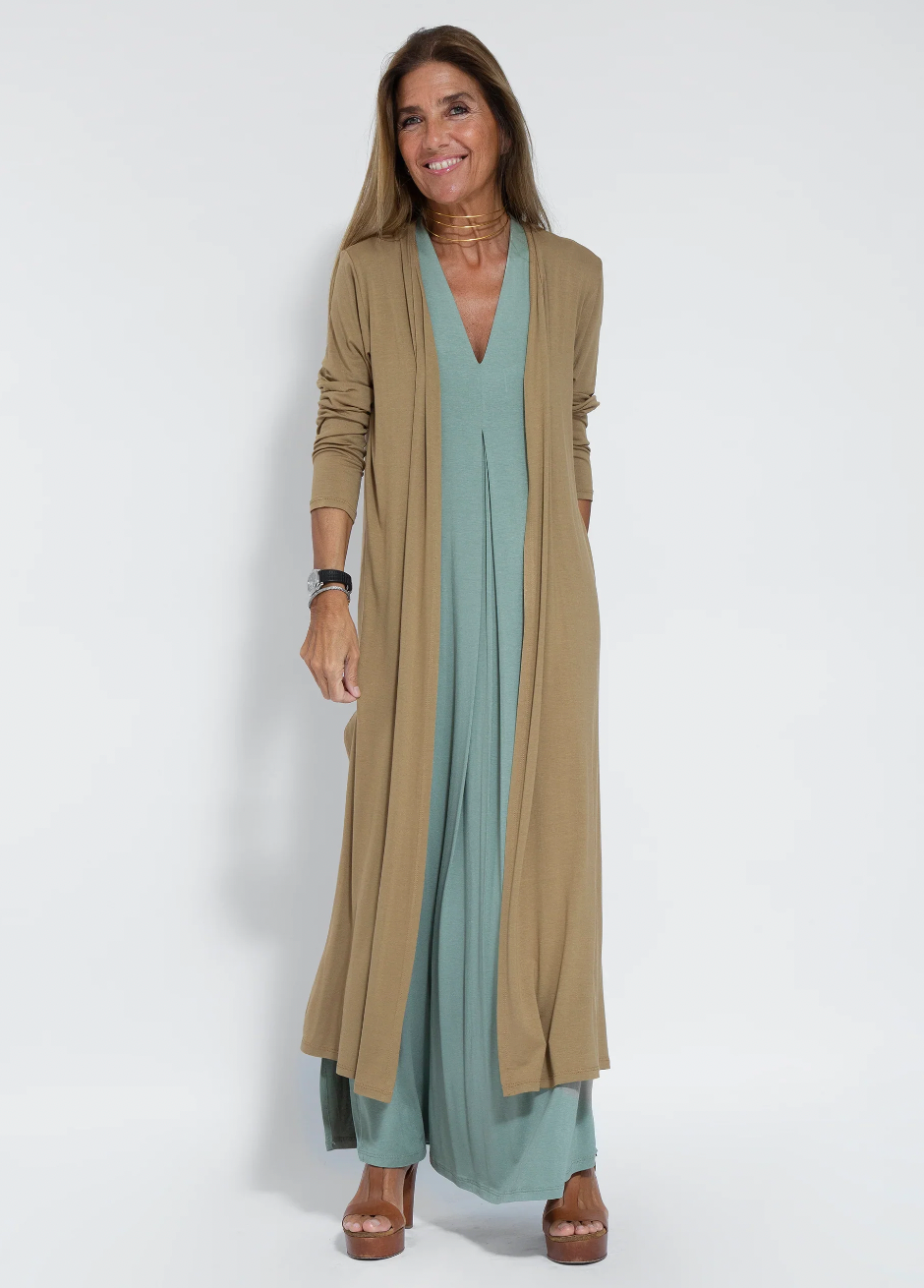 "Elegante Kate Set met lange jurk en stijlvolle weste, dameskleding, in diverse kleuren voor comfort en vrouwelijkheid."