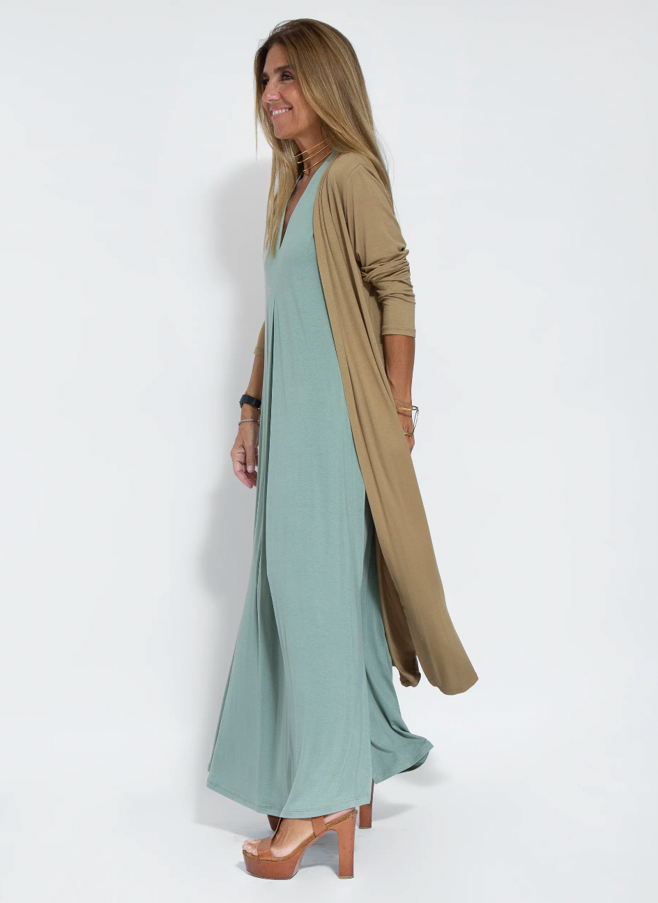"Elegante Kate Set met lange jurk en stijlvolle weste, dameskleding, in diverse kleuren voor comfort en vrouwelijkheid."