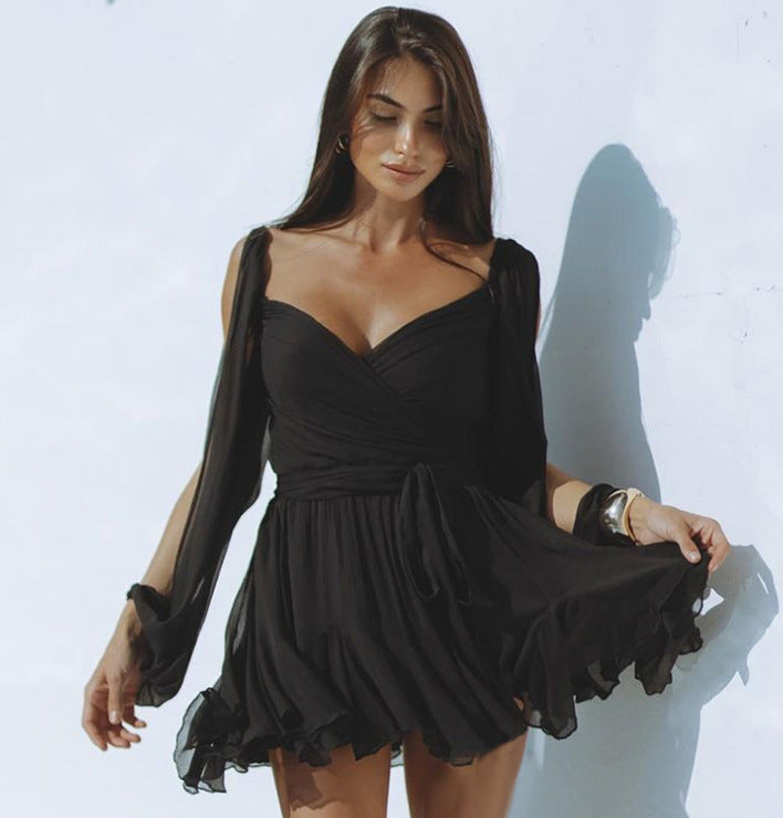 "Elegante korte zomerjurk met stijlvolle details, in diverse kleuren zoals groen en zwart, perfect voor zomerse dagen"
