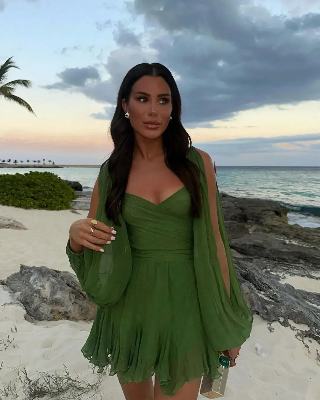 "Elegante korte zomerjurk met stijlvolle details, in diverse kleuren zoals groen en zwart, perfect voor zomerse dagen"