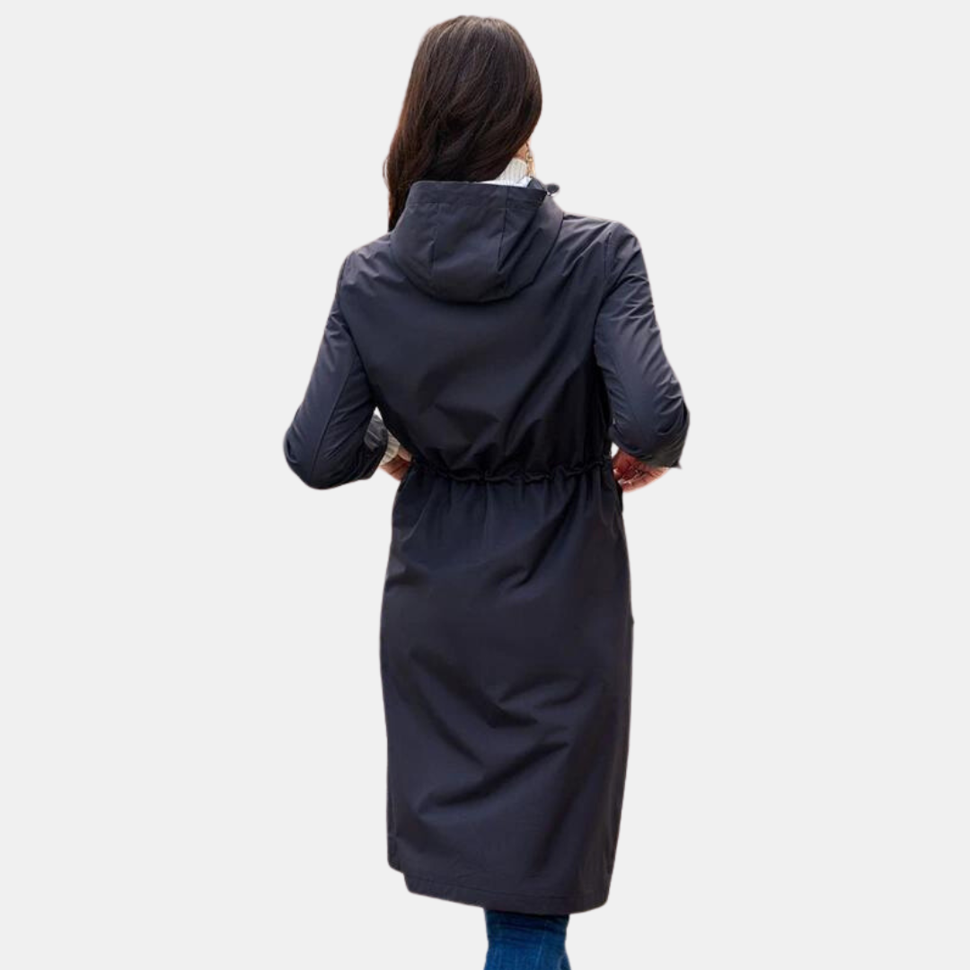 "Elegante lange damesregenjas, waterdicht, stijlvol, perfect voor regenachtige dagen en verschillende gelegenheden."