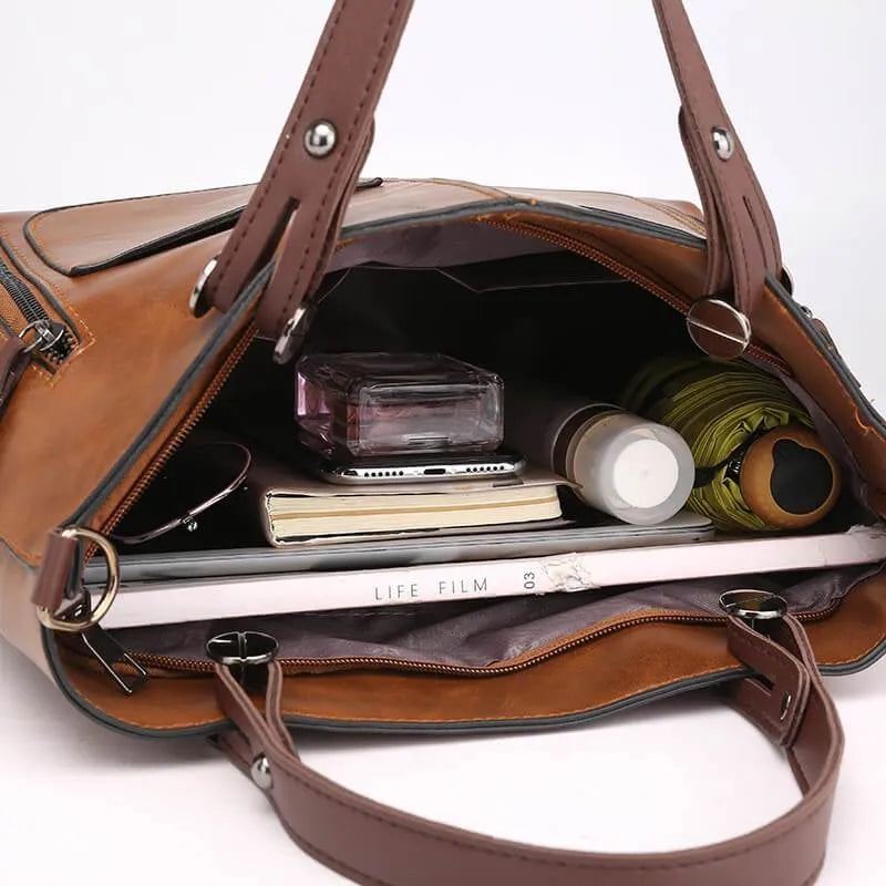 "Elegante leren schoudertas met magnetische sluiting, duurzaam bruin leer, verstelbare riem voor draagcomfort."