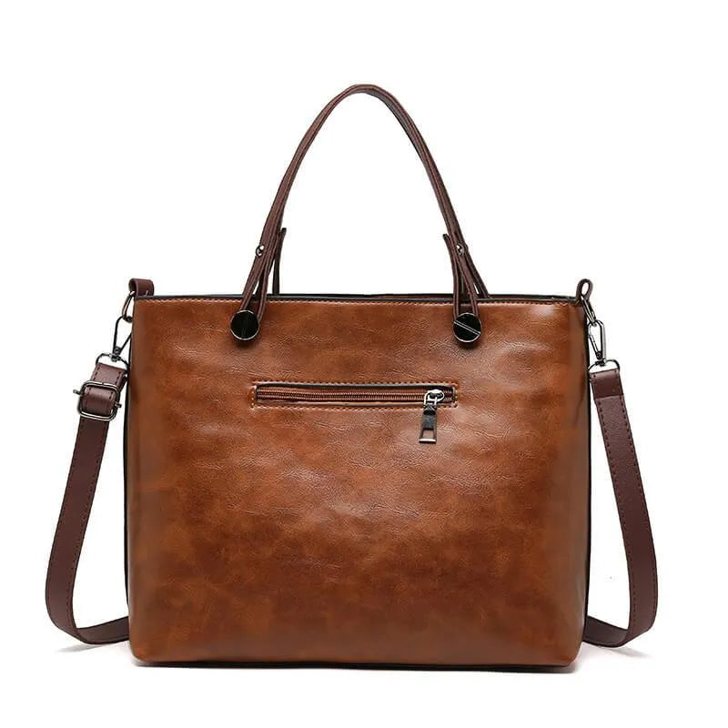 "Elegante leren schoudertas met magnetische sluiting, duurzaam bruin leer, verstelbare riem voor draagcomfort."