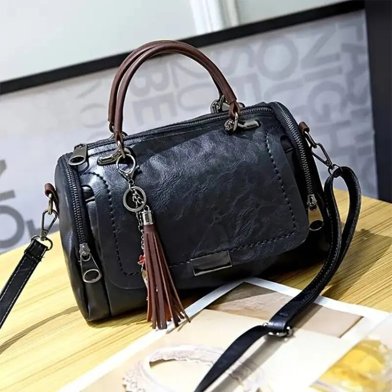 Elegante leren schoudertas met verstelbare riem, minimalistisch design en ruim interieur in bruin, groen of zwart.