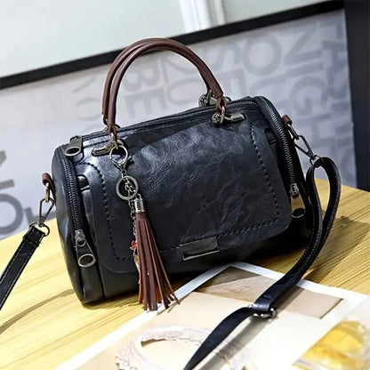 Elegante leren schoudertas met verstelbare riem, minimalistisch design en ruim interieur in bruin, groen of zwart.