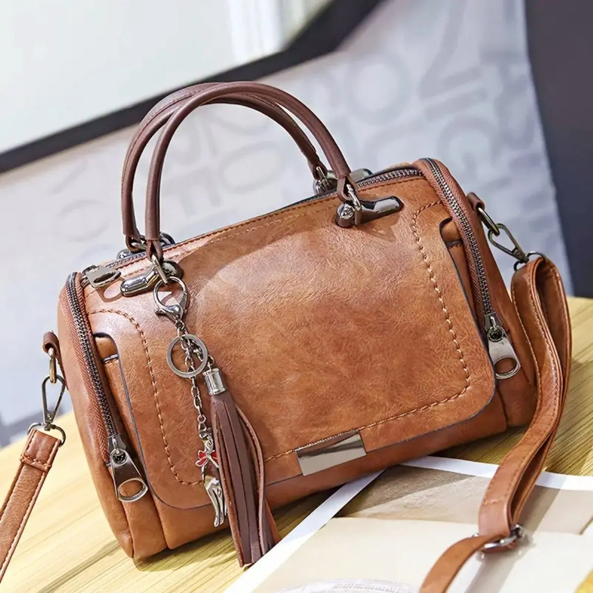Elegante leren schoudertas met verstelbare riem, minimalistisch design en ruim interieur in bruin, groen of zwart.