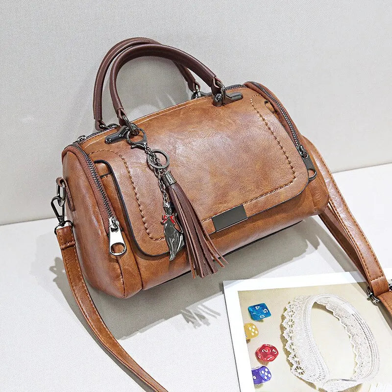 Elegante leren schoudertas met verstelbare riem, minimalistisch design en ruim interieur in bruin, groen of zwart.