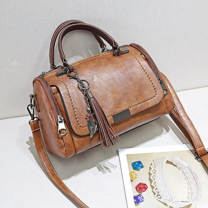 Elegante leren schoudertas met verstelbare riem, minimalistisch design en ruim interieur in bruin, groen of zwart.
