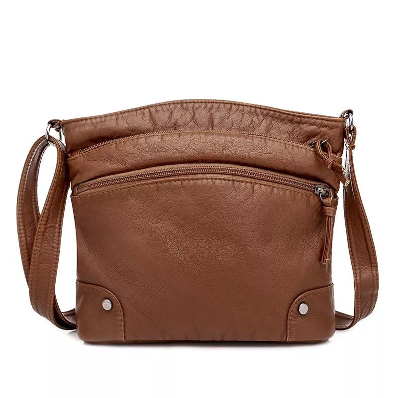 "Elegante leren schoudertas voor dames, zwart of bruin, met klep en verstelbare riem, weerbestendig en stijlvol ontwerp."