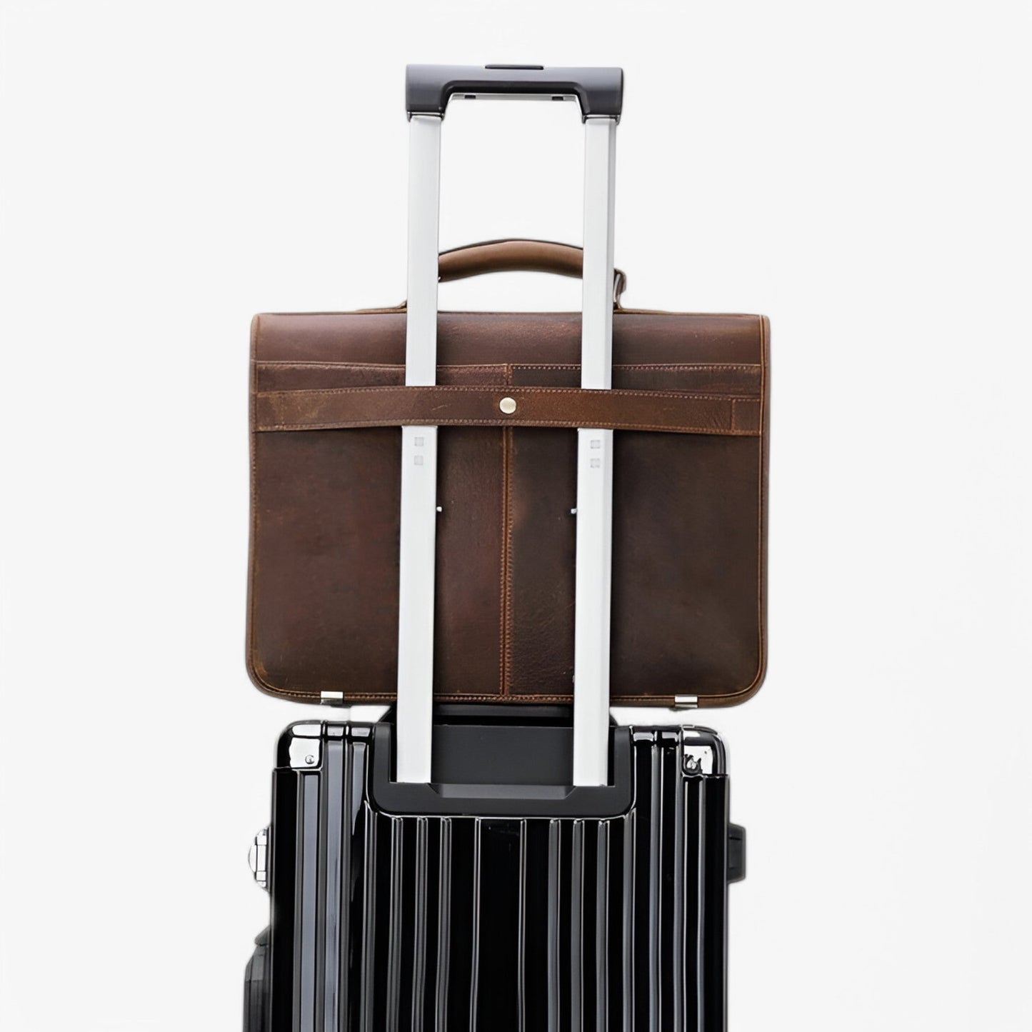 Elegante leren zakelijke aktetas, bruin, met gewatteerd laptopvak en verstelbare schouderband voor professionals.