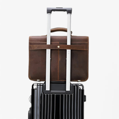 Elegante leren zakelijke aktetas, bruin, met gewatteerd laptopvak en verstelbare schouderband voor professionals.