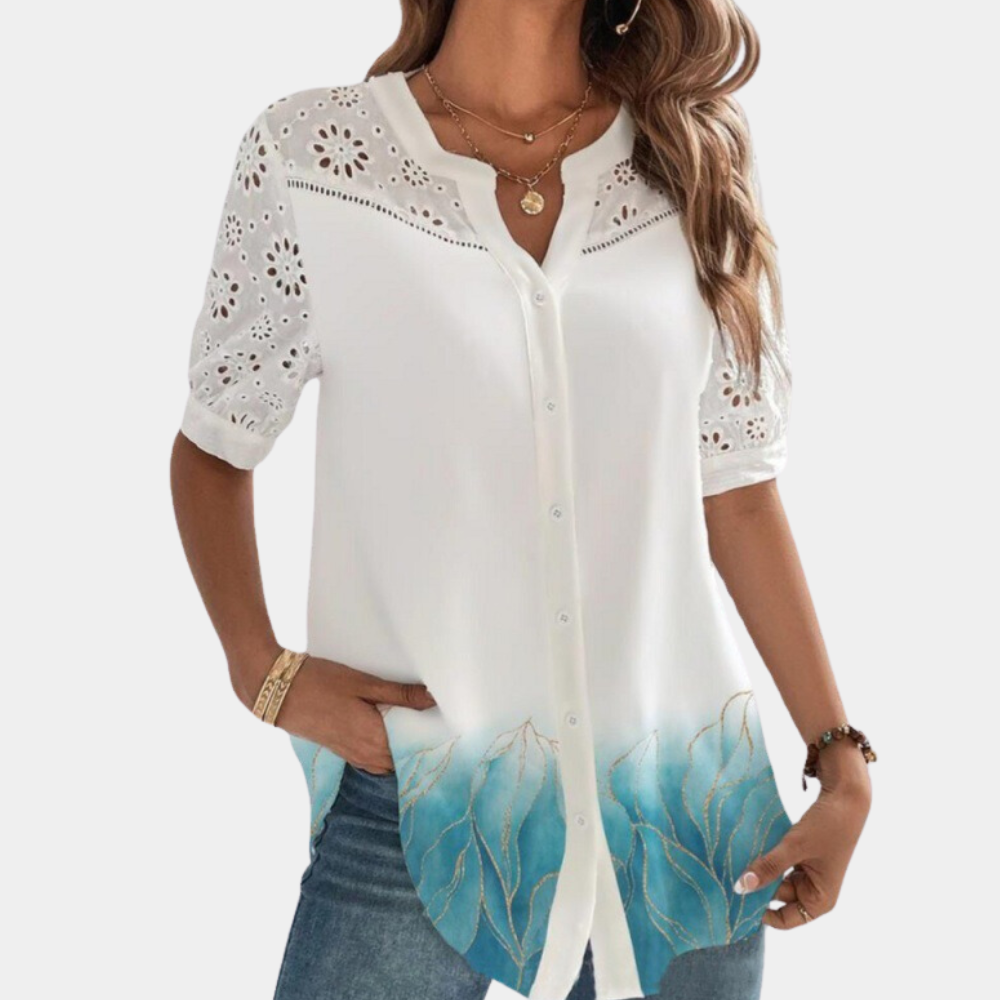 "Elegante lichtblauwe damestop met korte mouwen, kanten details en losse pasvorm voor een stijlvolle en comfortabele look."