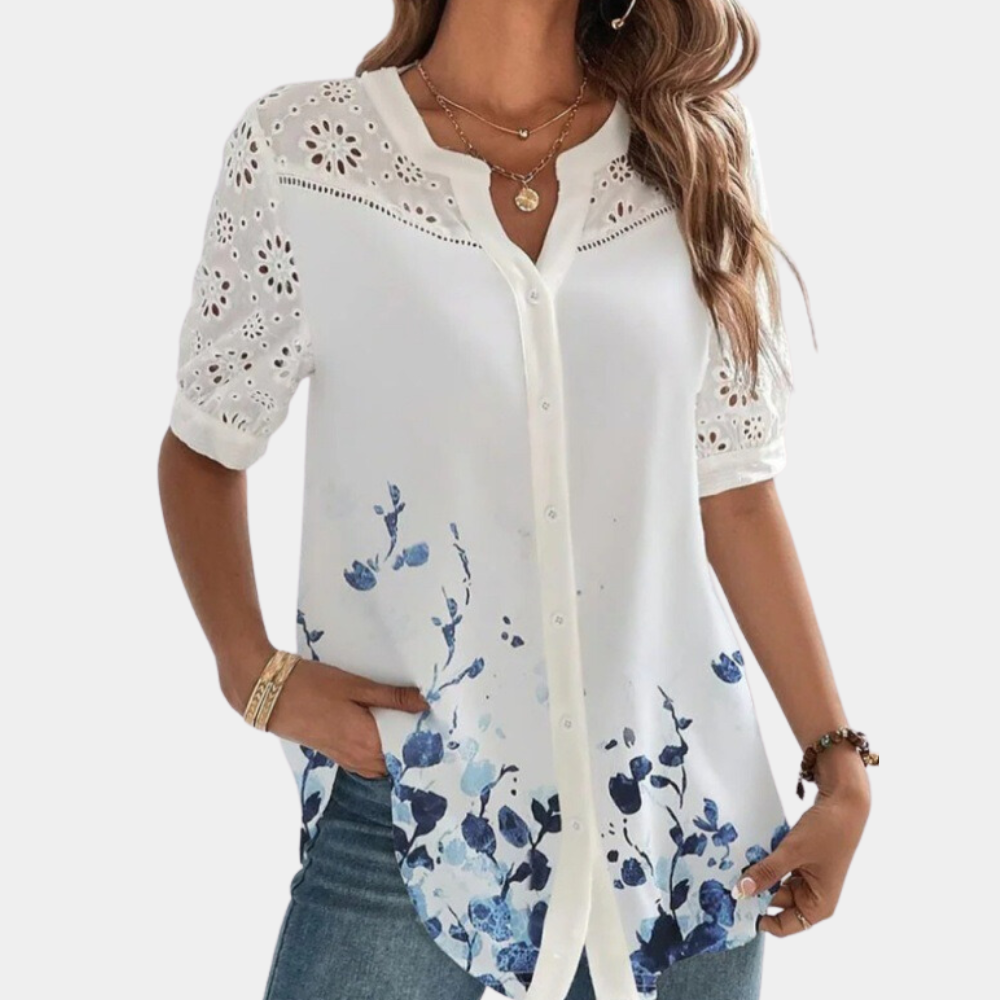 "Elegante lichtblauwe damestop met korte mouwen, kanten details en losse pasvorm voor een stijlvolle en comfortabele look."