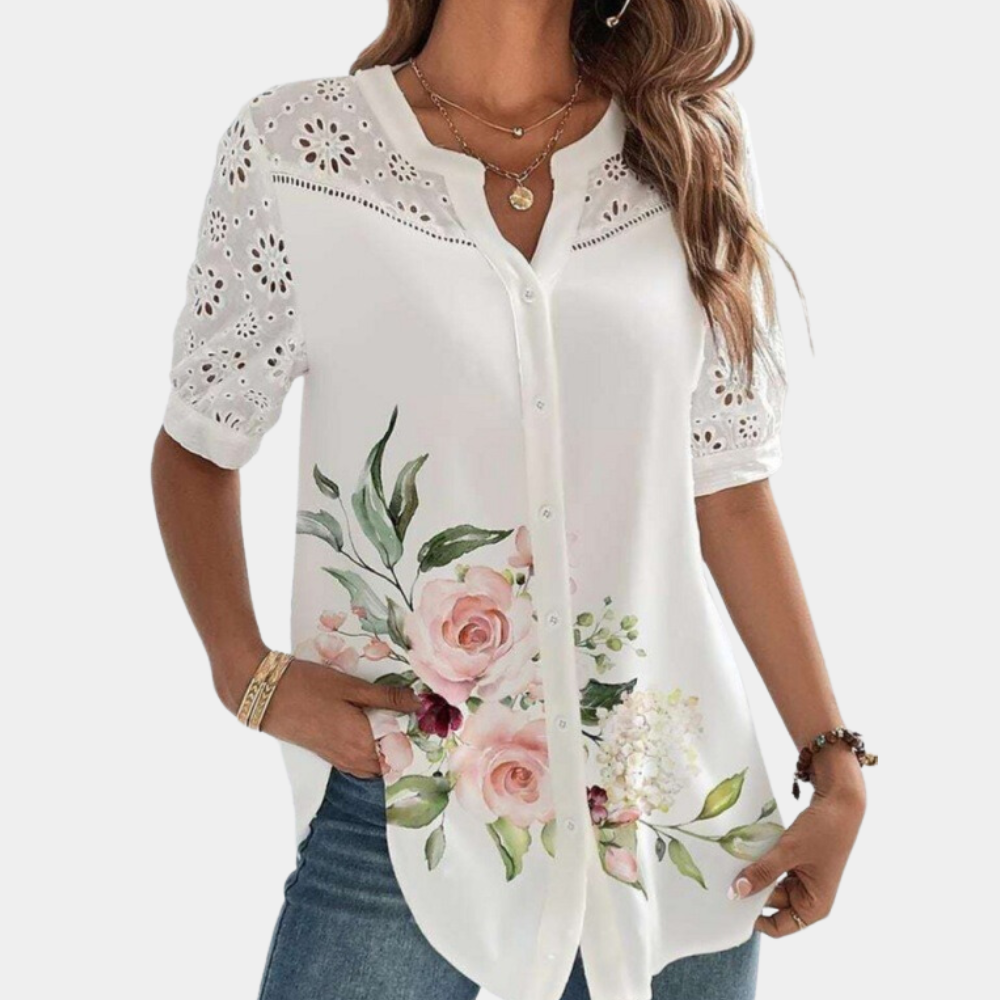 "Elegante lichtblauwe damestop met korte mouwen, kanten details en losse pasvorm voor een stijlvolle en comfortabele look."