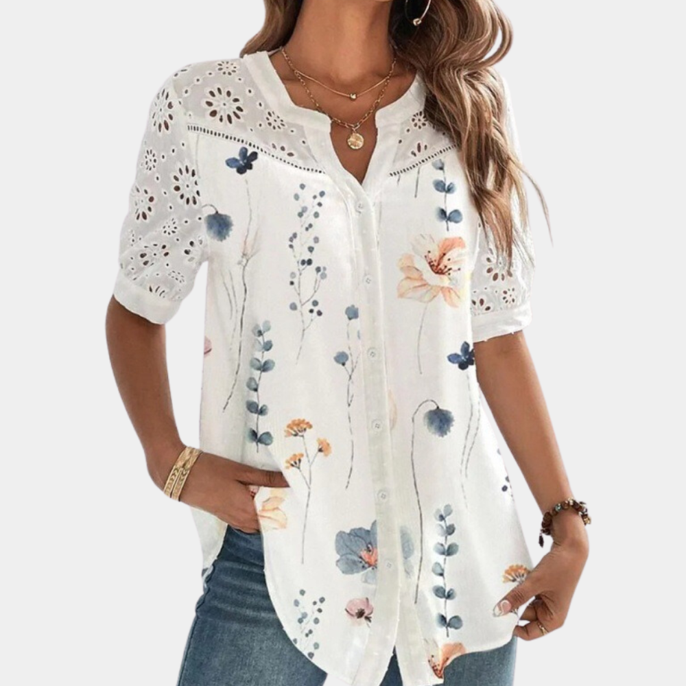 "Elegante lichtblauwe damestop met korte mouwen, kanten details en losse pasvorm voor een stijlvolle en comfortabele look."