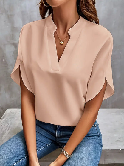 "Elegante lichtgewicht damesblouse met verfijnde afwerking, ideale pasvorm en beschikbaar in meerdere kleuren."
