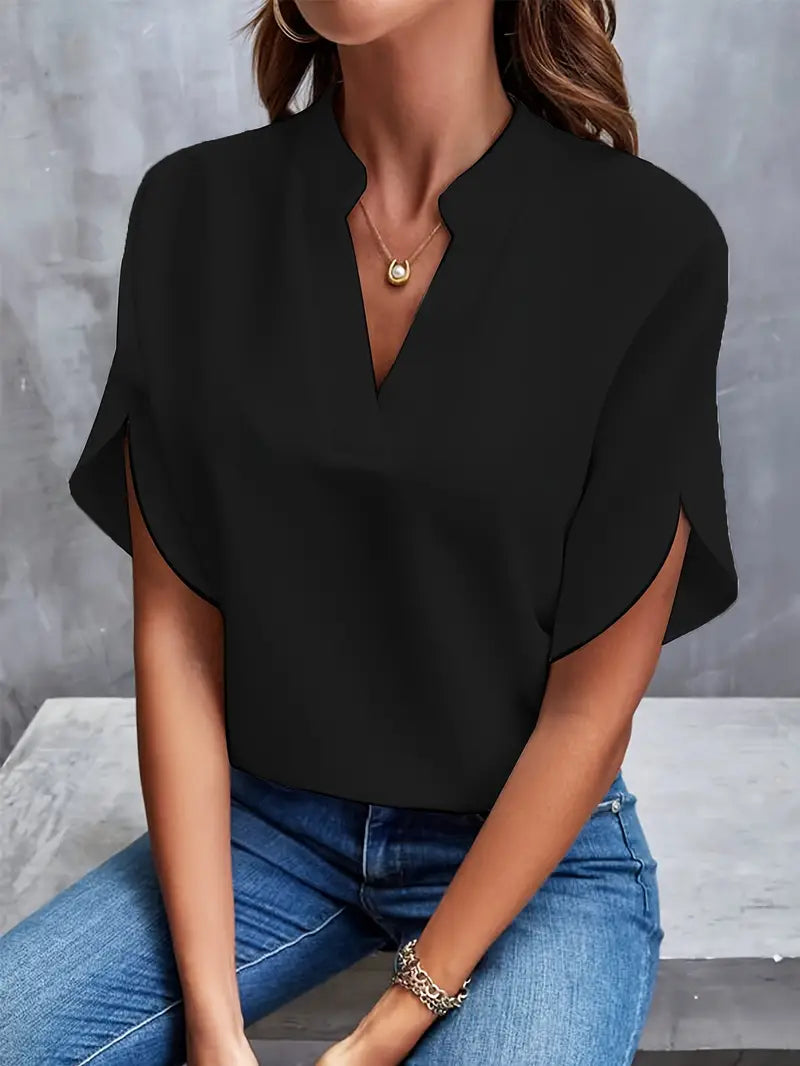 "Elegante lichtgewicht damesblouse met verfijnde afwerking, ideale pasvorm en beschikbaar in meerdere kleuren."