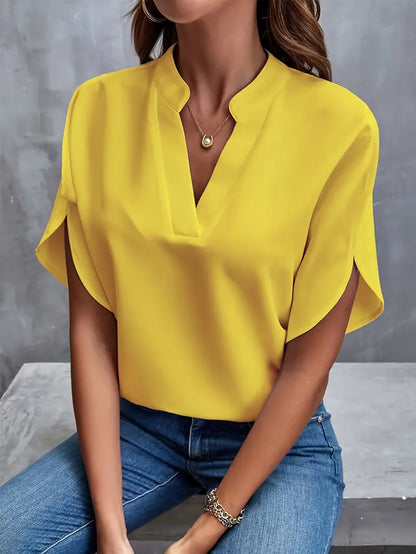 "Elegante lichtgewicht damesblouse met verfijnde afwerking, ideale pasvorm en beschikbaar in meerdere kleuren."