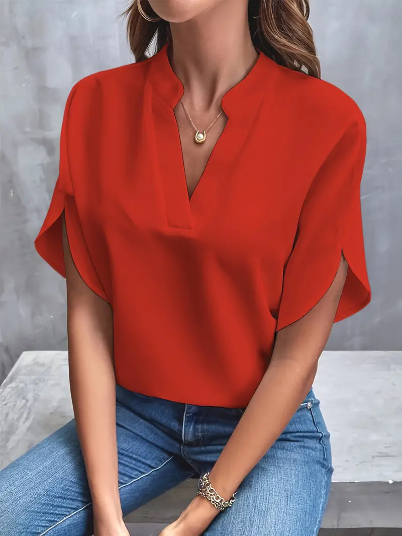 "Elegante lichtgewicht damesblouse met verfijnde afwerking, ideale pasvorm en beschikbaar in meerdere kleuren."