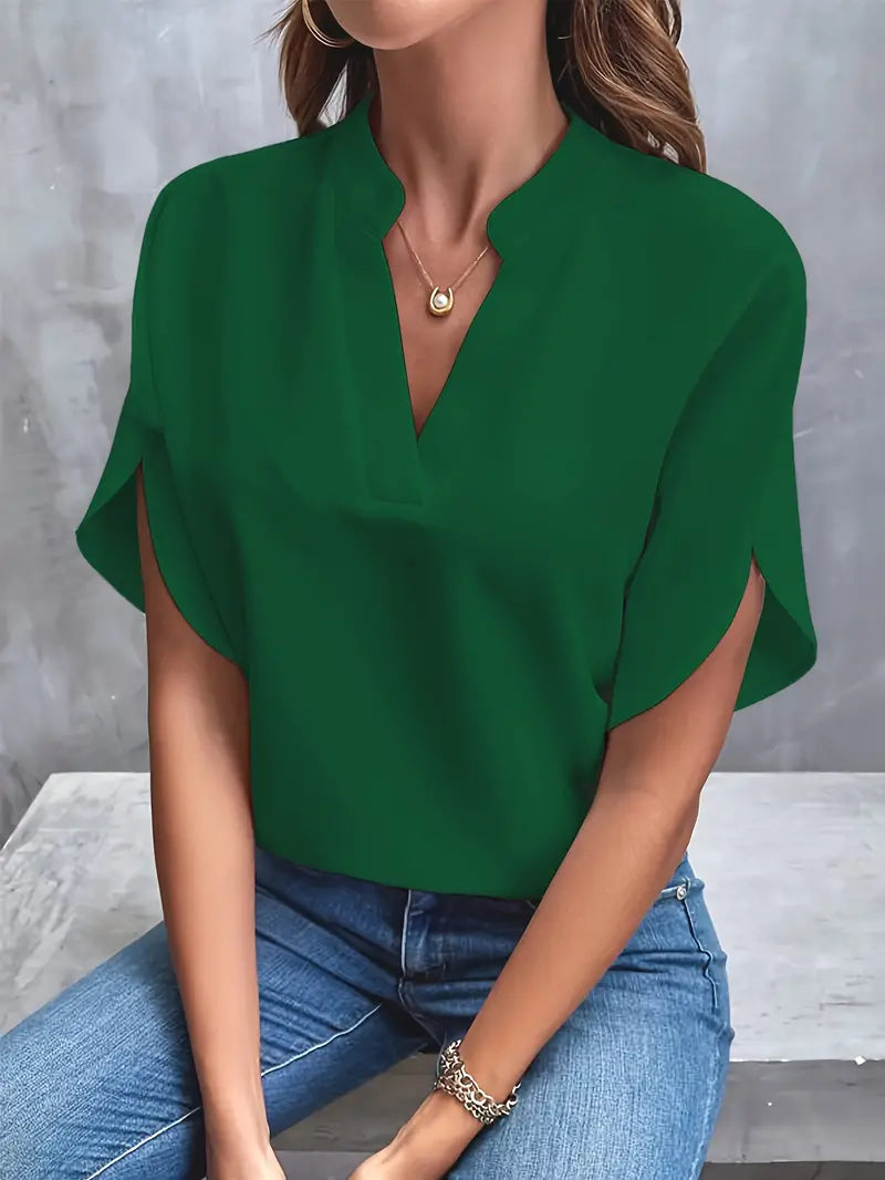 "Elegante lichtgewicht damesblouse met verfijnde afwerking, ideale pasvorm en beschikbaar in meerdere kleuren."