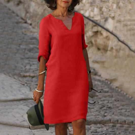 Elegante Marjan zomerjurk met V-hals, 3/4 mouwen, lichtgewicht stof, perfect voor casual en informele gelegenheden.