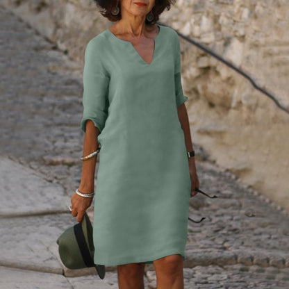 Elegante Marjan zomerjurk met V-hals, 3/4 mouwen, lichtgewicht stof, perfect voor casual en informele gelegenheden.