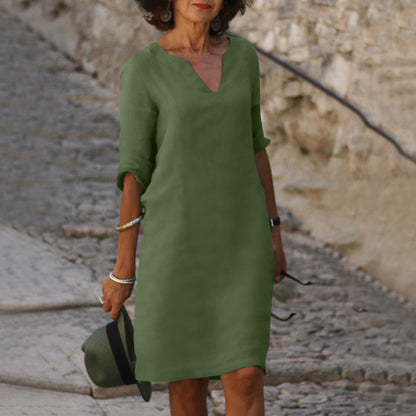 Elegante Marjan zomerjurk met V-hals, 3/4 mouwen, lichtgewicht stof, perfect voor casual en informele gelegenheden.