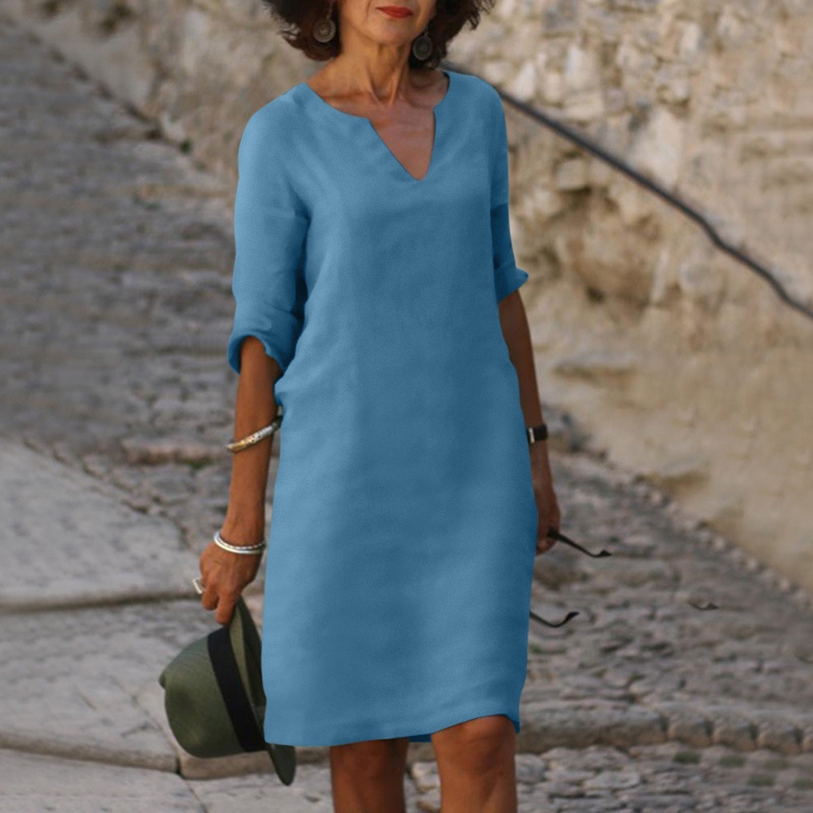 Elegante Marjan zomerjurk met V-hals, 3/4 mouwen, lichtgewicht stof, perfect voor casual en informele gelegenheden.