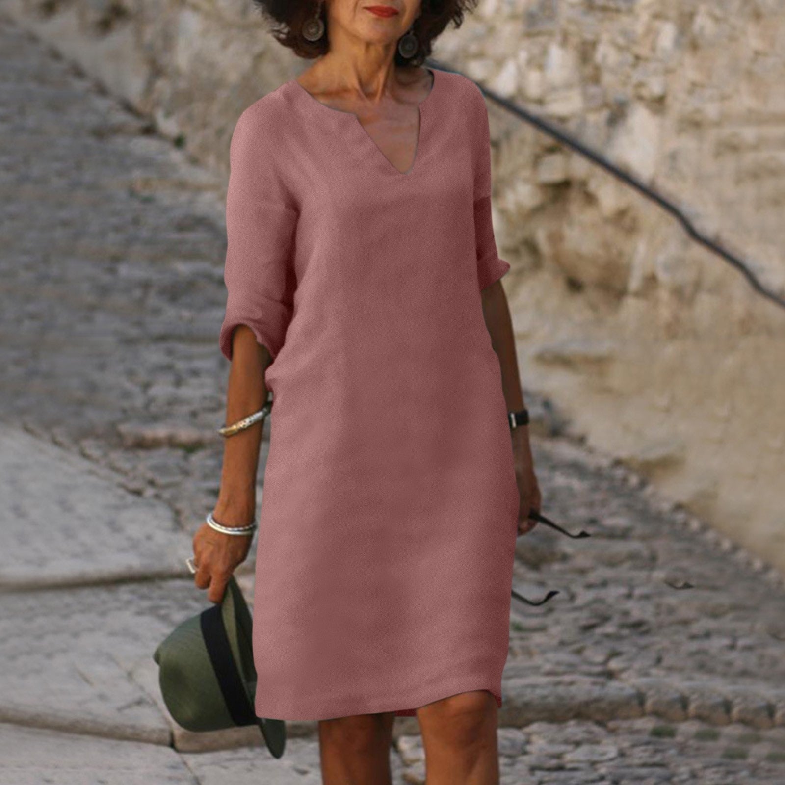 Elegante Marjan zomerjurk met V-hals, 3/4 mouwen, lichtgewicht stof, perfect voor casual en informele gelegenheden.