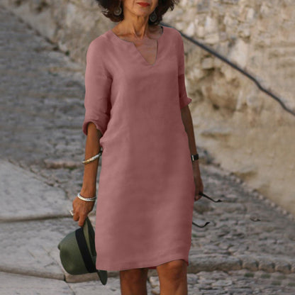 Elegante Marjan zomerjurk met V-hals, 3/4 mouwen, lichtgewicht stof, perfect voor casual en informele gelegenheden.