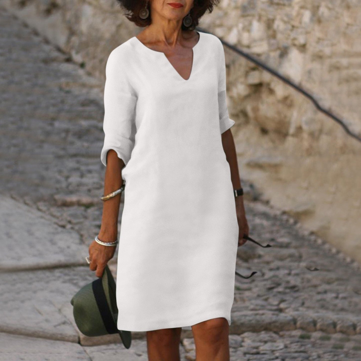 Elegante Marjan zomerjurk met V-hals, 3/4 mouwen, lichtgewicht stof, perfect voor casual en informele gelegenheden.