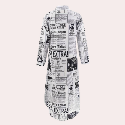 "Elegante maxi Antonia zomerjurk met artistieke kranten print, perfecte pasvorm voor trendy zomerse look."