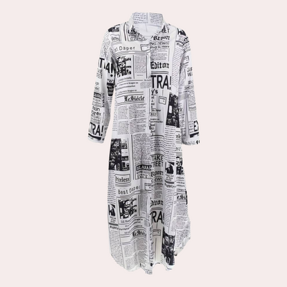 "Elegante maxi Antonia zomerjurk met artistieke kranten print, perfecte pasvorm voor trendy zomerse look."
