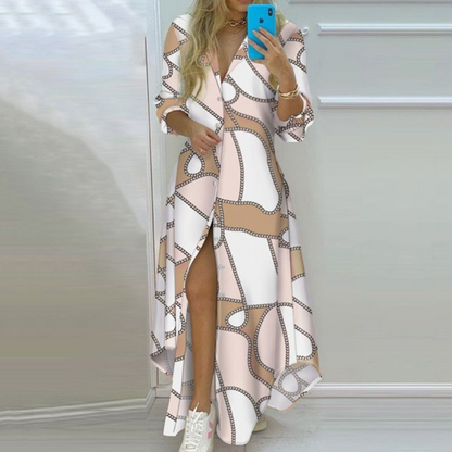 "Elegante maxi Antonia zomerjurk met artistieke kranten print, perfecte pasvorm voor trendy zomerse look."