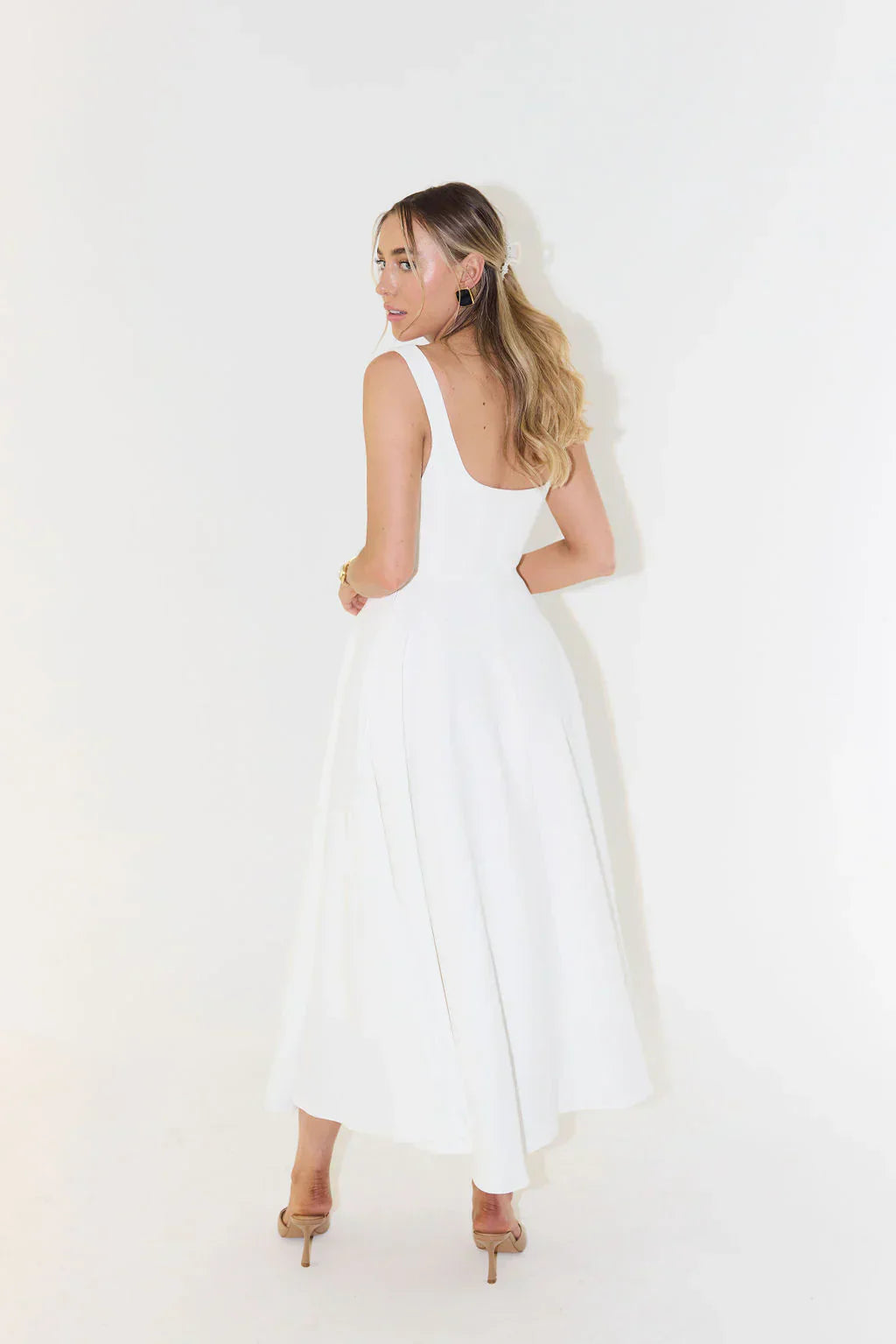 "Elegante midi-jurk met hoge taille en vierkante halslijn, vloeiende stof, benadrukt silhouet en biedt comfort."