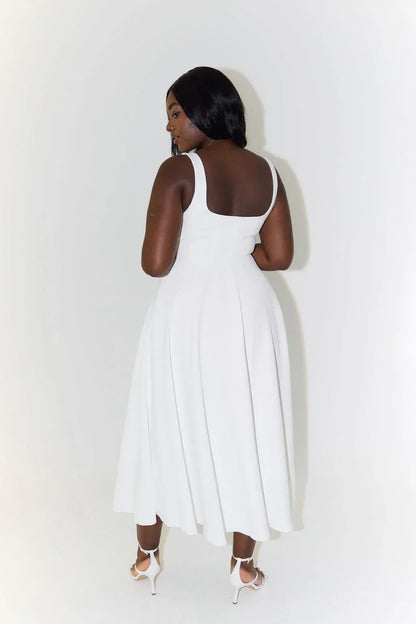 "Elegante midi-jurk met hoge taille en vierkante halslijn, vloeiende stof, benadrukt silhouet en biedt comfort."