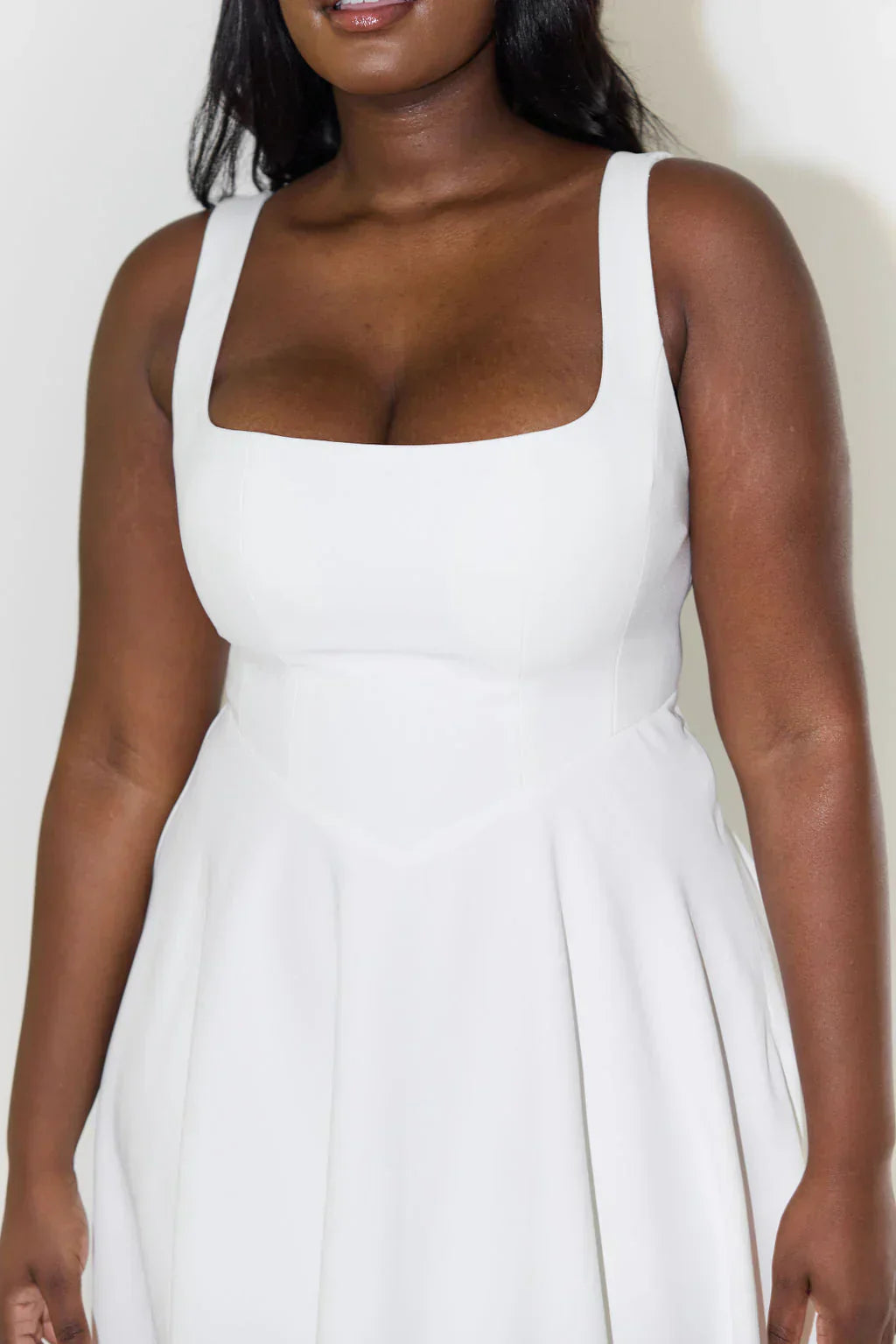 "Elegante midi-jurk met hoge taille en vierkante halslijn, vloeiende stof, benadrukt silhouet en biedt comfort."