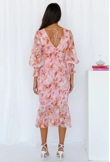 Elegante midi jurk voor dames met verfijnde bloemenprint, lichte stof, zomerse chic uitstraling voor iedere gelegenheid.