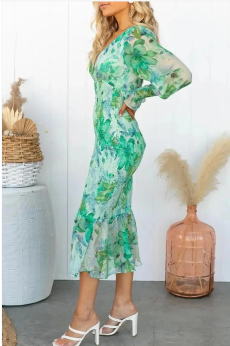 Elegante midi jurk voor dames met verfijnde bloemenprint, lichte stof, zomerse chic uitstraling voor iedere gelegenheid.