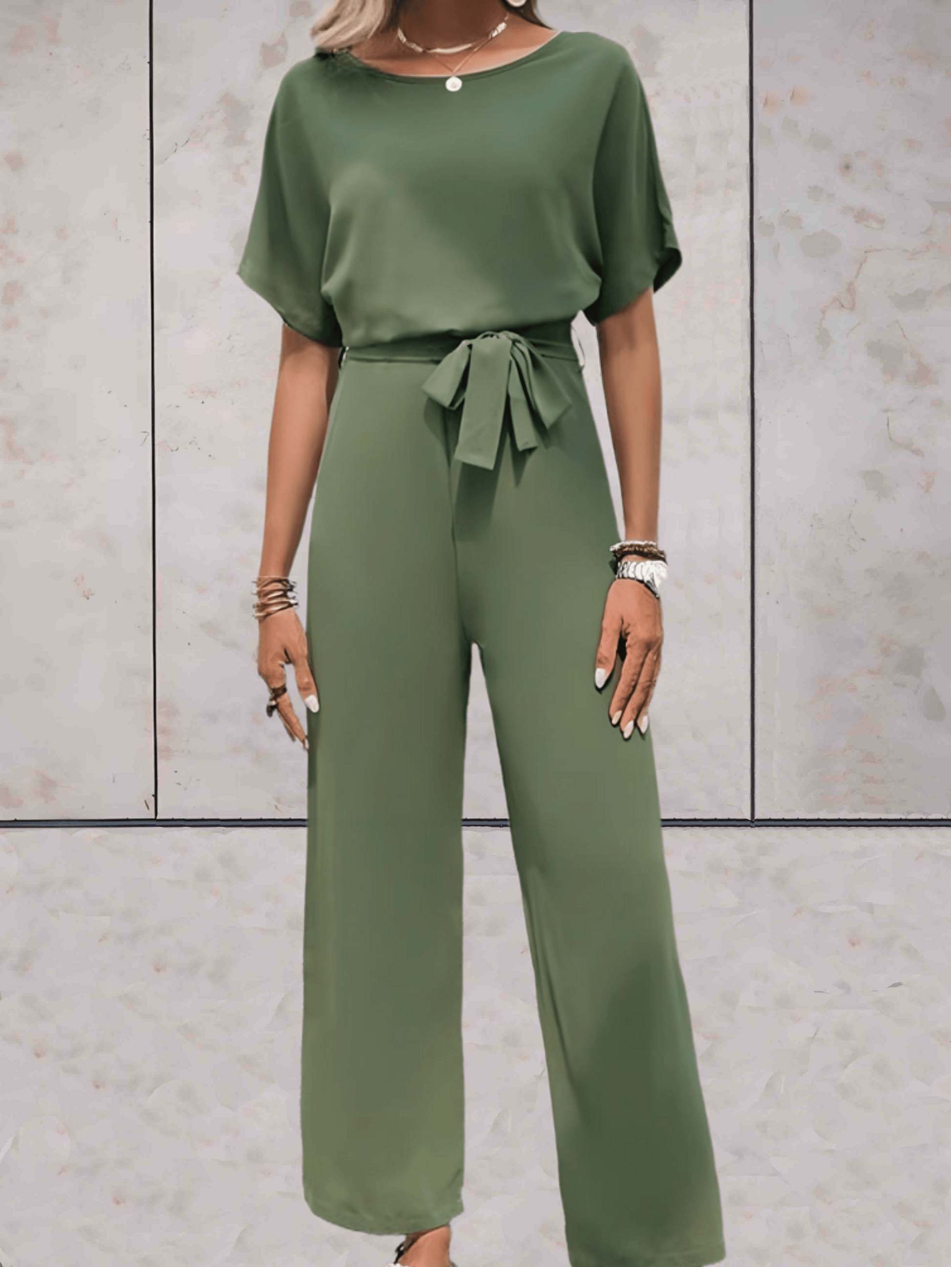 "Elegante Noa jumpsuit voor dames met wijde mouwen en striklinten, comfortabele luchtige stof, ideaal voor elke gelegenheid."
