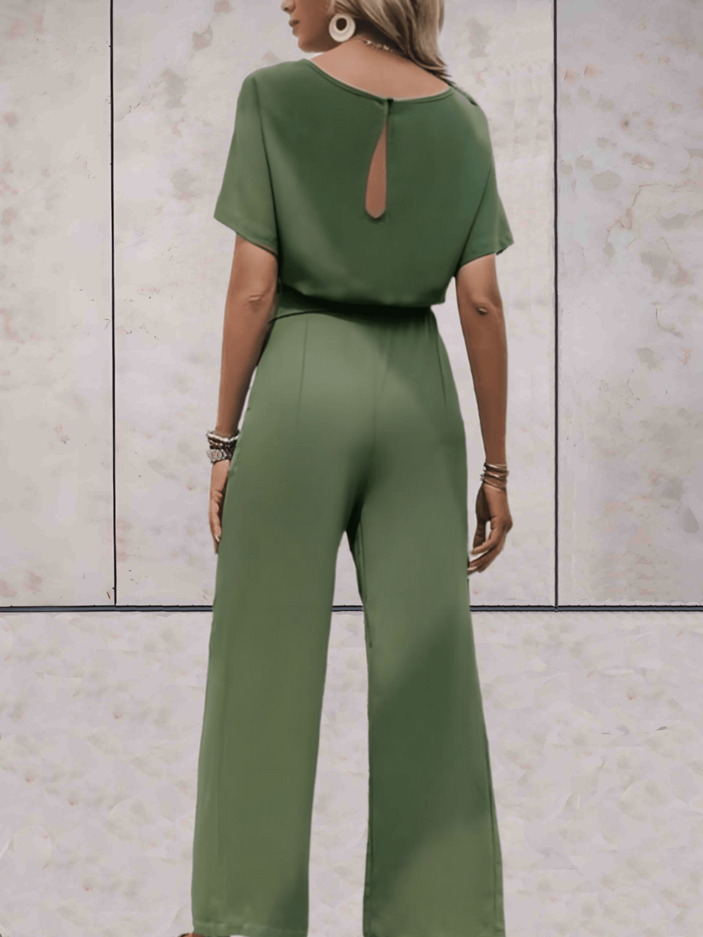"Elegante Noa jumpsuit voor dames met wijde mouwen en striklinten, comfortabele luchtige stof, ideaal voor elke gelegenheid."