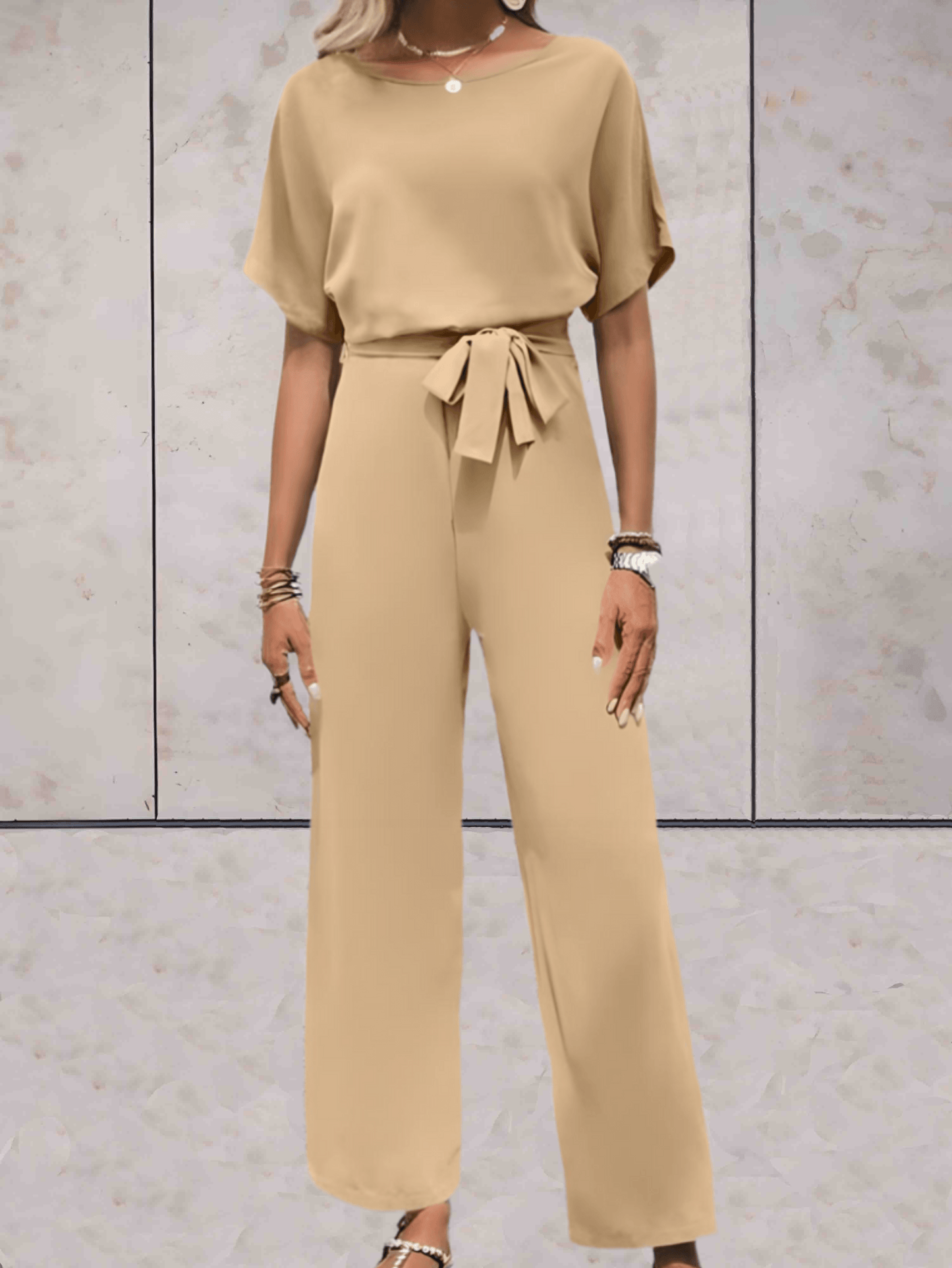 "Elegante Noa jumpsuit voor dames met wijde mouwen en striklinten, comfortabele luchtige stof, ideaal voor elke gelegenheid."