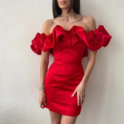 "Elegante off-shoulder satijnen jurk met ruches, chique uitstraling, flatterende fit. Perfect voor speciale gelegenheden."