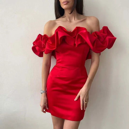 "Elegante off-shoulder satijnen jurk met ruches, chique uitstraling, flatterende fit. Perfect voor speciale gelegenheden."
