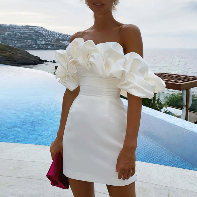 "Elegante off-shoulder satijnen jurk met ruches, chique uitstraling, flatterende fit. Perfect voor speciale gelegenheden."