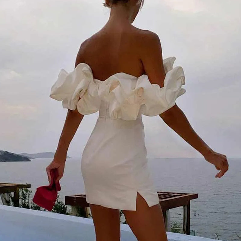 "Elegante off-shoulder satijnen jurk met ruches, chique uitstraling, flatterende fit. Perfect voor speciale gelegenheden."