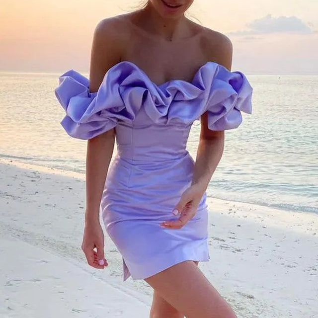 "Elegante off-shoulder satijnen jurk met ruches, chique uitstraling, flatterende fit. Perfect voor speciale gelegenheden."