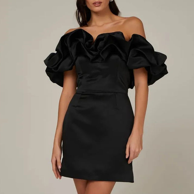 "Elegante off-shoulder satijnen jurk met ruches, chique uitstraling, flatterende fit. Perfect voor speciale gelegenheden."