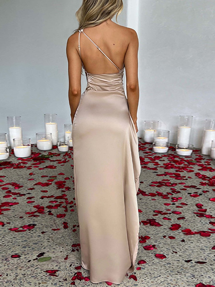 "Elegante one-shoulder avondjurk van satijn met hoge split, open rug, en flatterende pasvorm in roze of beige tinten."